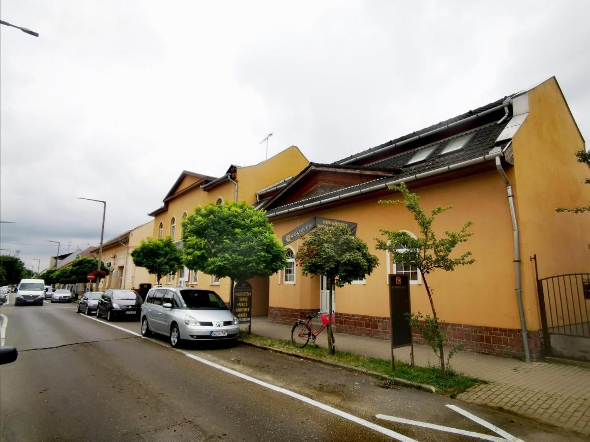 Komplex -Rendezvenytermek-Panzio-Apartman-Irodak- Mateszalka Zewnętrze zdjęcie