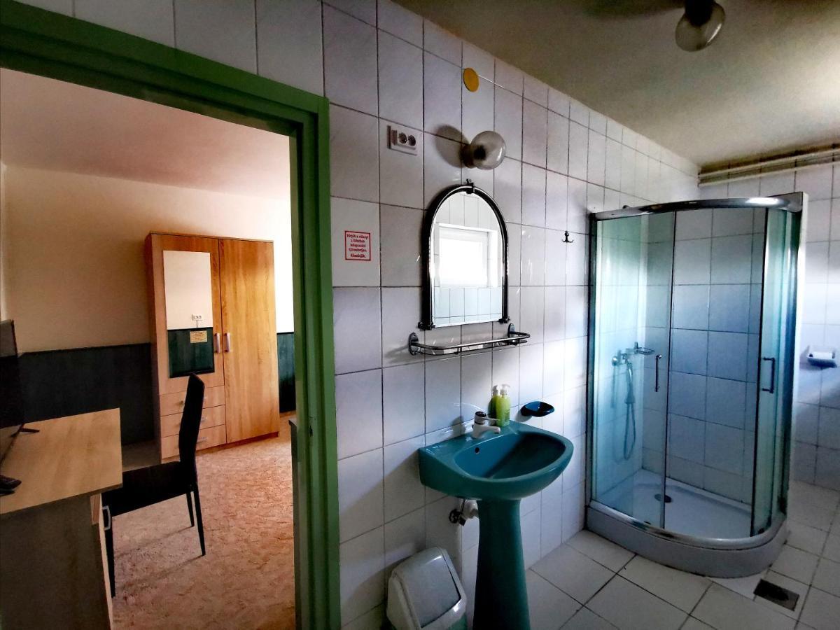 Komplex -Rendezvenytermek-Panzio-Apartman-Irodak- Mateszalka Zewnętrze zdjęcie
