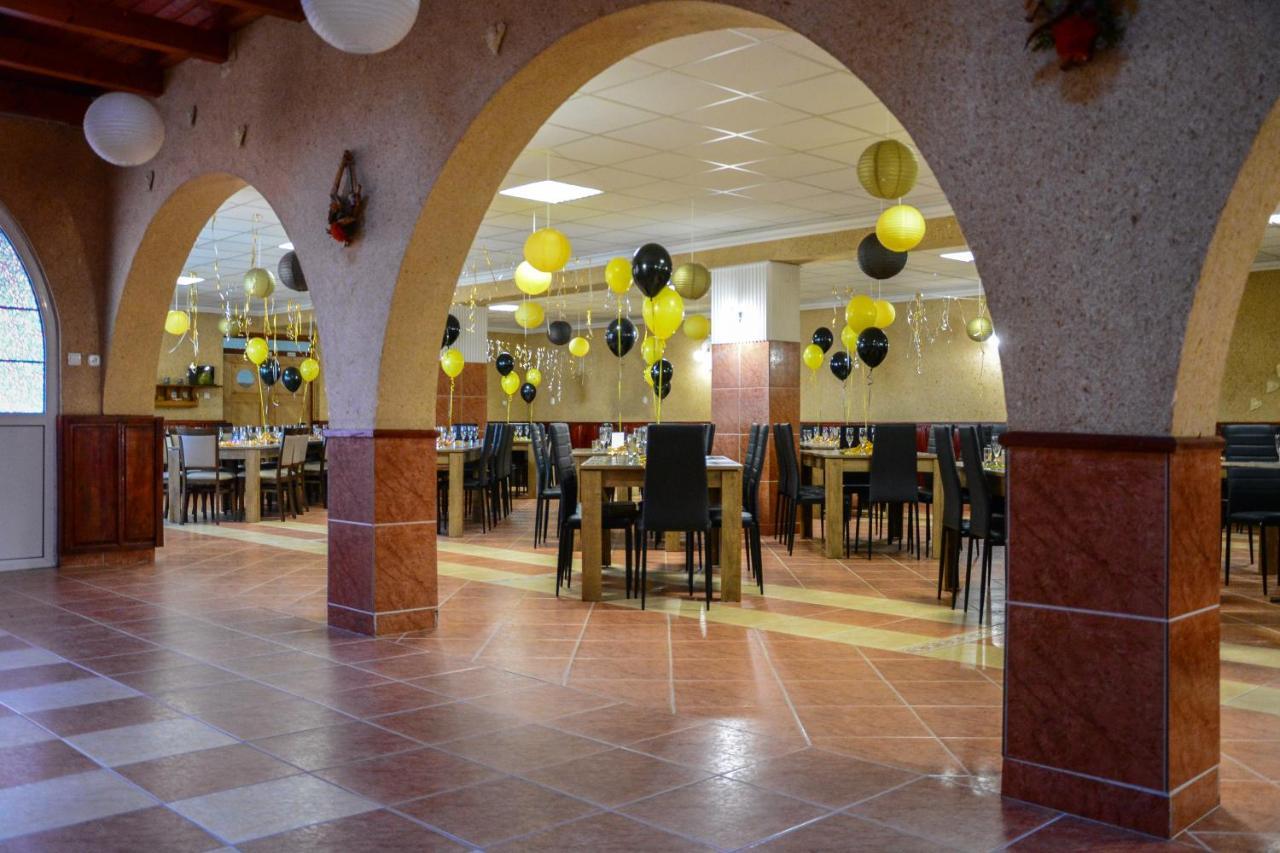 Komplex -Rendezvenytermek-Panzio-Apartman-Irodak- Mateszalka Zewnętrze zdjęcie