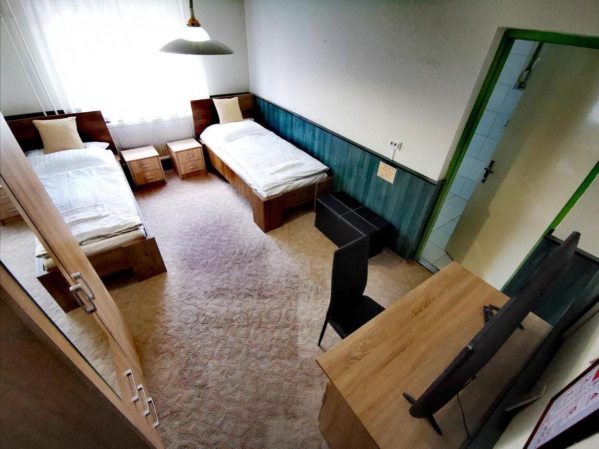 Komplex -Rendezvenytermek-Panzio-Apartman-Irodak- Mateszalka Zewnętrze zdjęcie