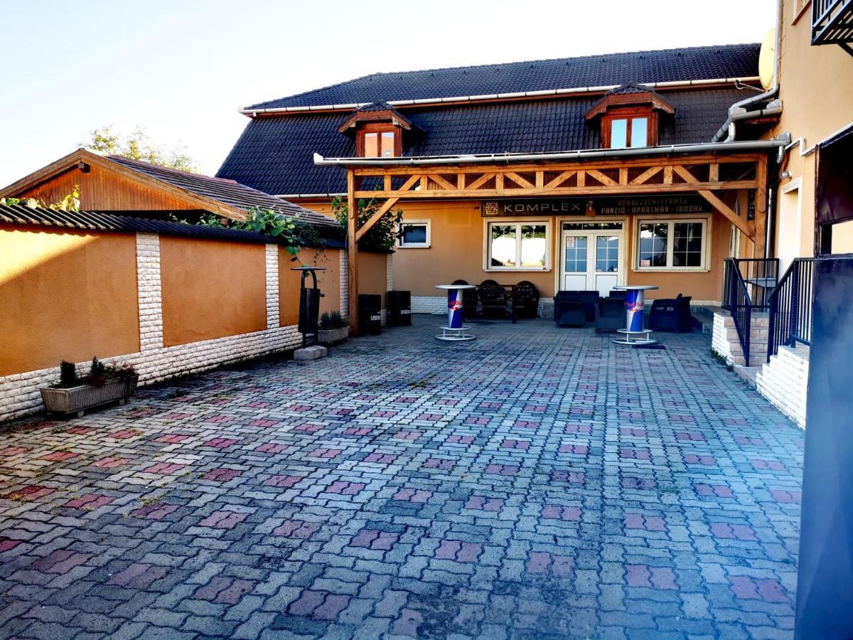 Komplex -Rendezvenytermek-Panzio-Apartman-Irodak- Mateszalka Zewnętrze zdjęcie