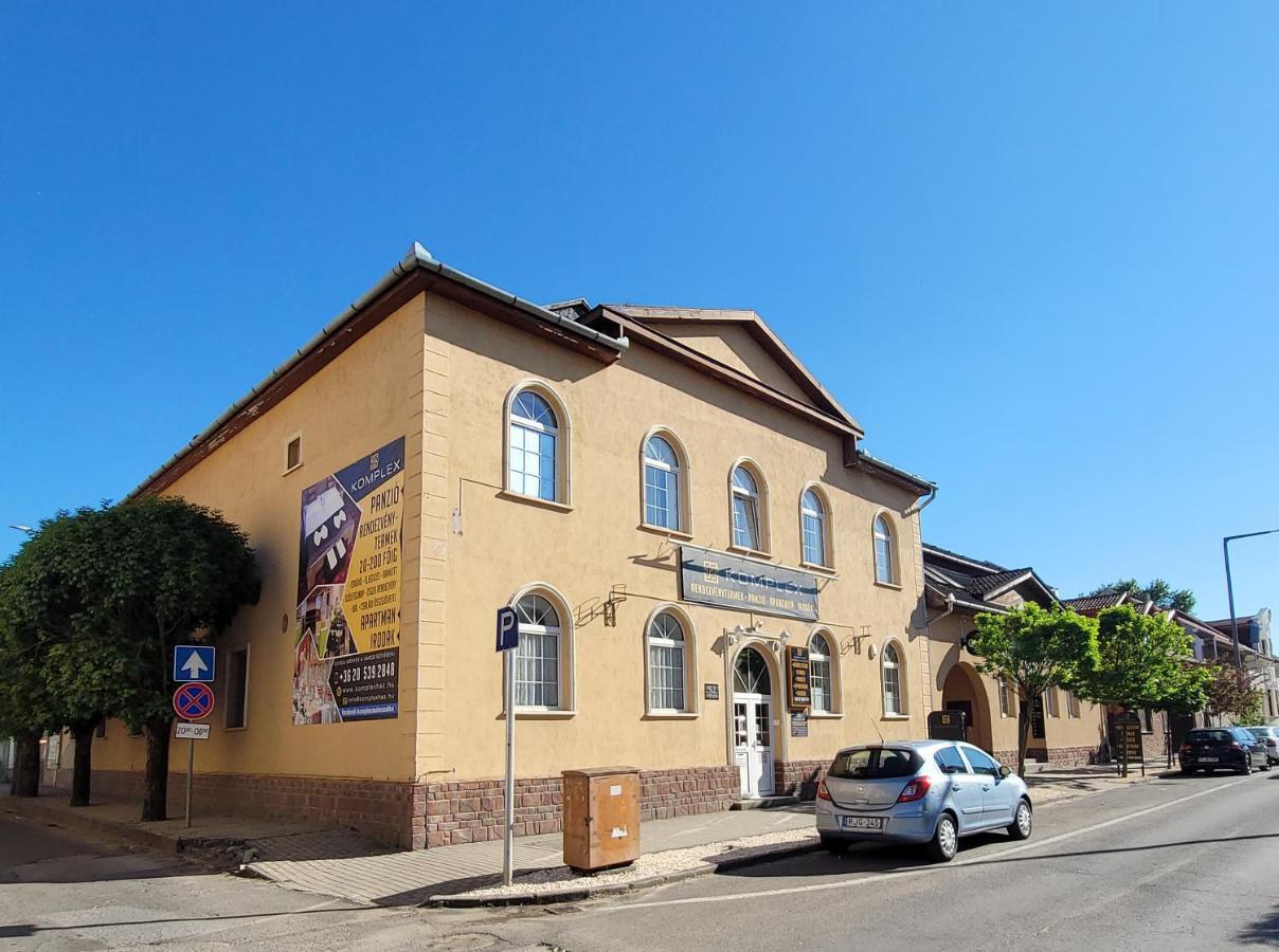 Komplex -Rendezvenytermek-Panzio-Apartman-Irodak- Mateszalka Zewnętrze zdjęcie