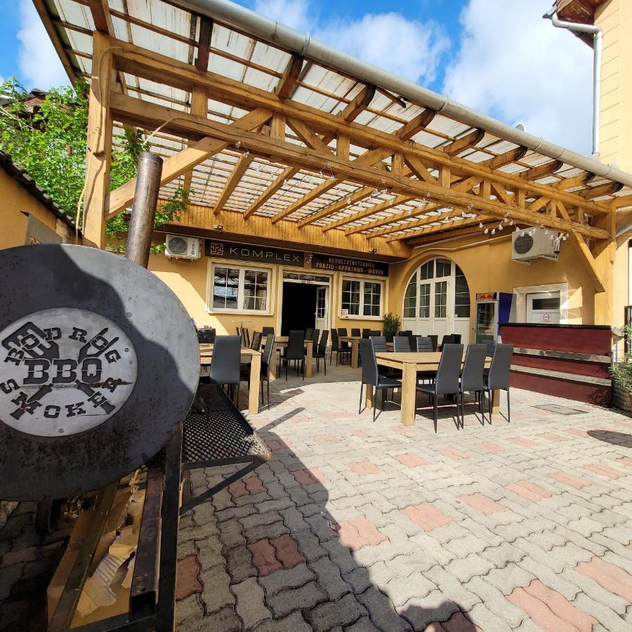 Komplex -Rendezvenytermek-Panzio-Apartman-Irodak- Mateszalka Zewnętrze zdjęcie