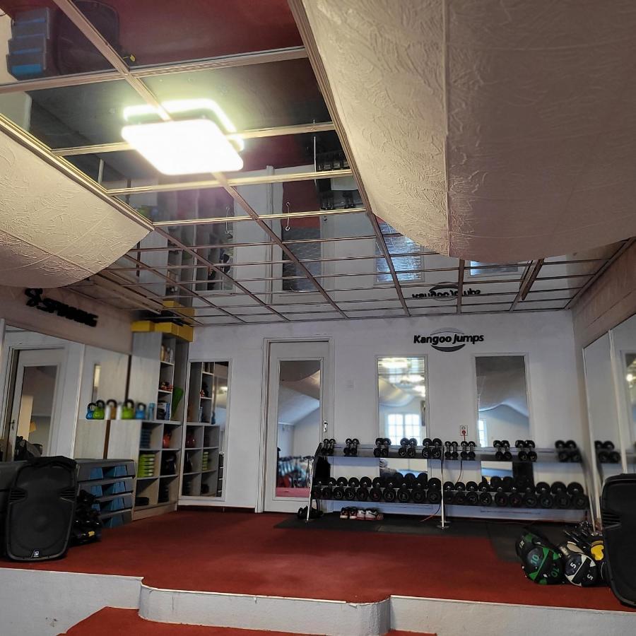Komplex -Rendezvenytermek-Panzio-Apartman-Irodak- Mateszalka Zewnętrze zdjęcie